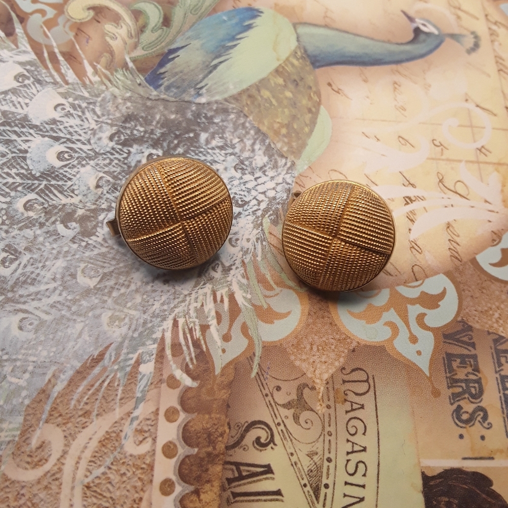 Avon Goldtone Clip On Earrings